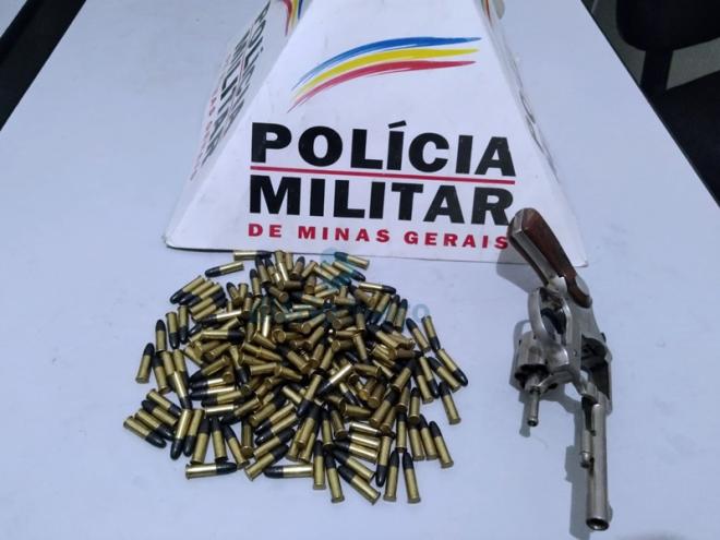 Um revólver de calibre 22 e mais de 180 cartuchos do mesmo calibre foram apreendidos pela Polícia Militar