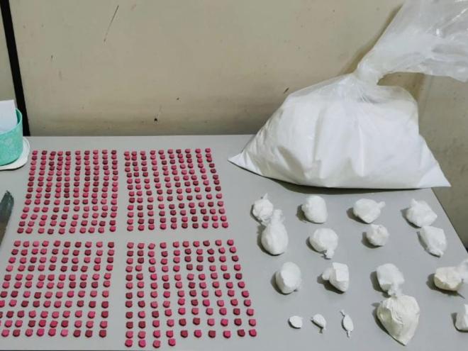 Na casa do suspeito, os PMs localizaram 494 comprimidos de ecstasy e 14 porções de cocaína, treze em pedras