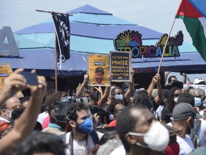 Após a concentração do ato, em frente ao quiosque, os manifestantes seguiram em passeata, pela Avenida Lúcio Costa, na orla da praia.
