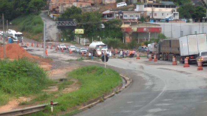Populares fecharam a BR-381 por alguns minutos no começo da manhã em Sabará