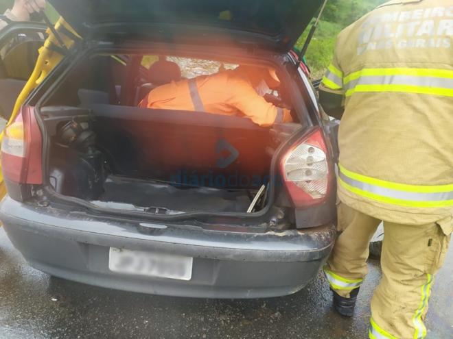 Os bombeiros imobilizaram uma idosa que encontrava-se no Fiat Palio antes de removê-la para o hospital