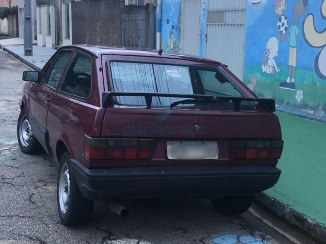 O carro furtado foi abandonado no bairro Bethânia, em Ipatinga