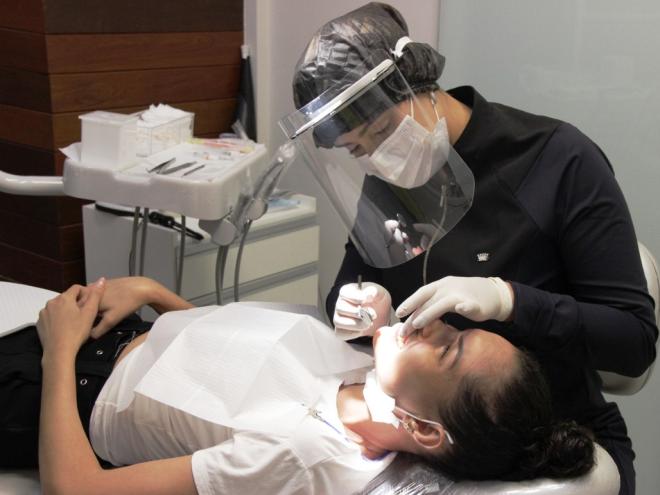 Cirurgiã dentista alerta que é preciso que o paciente leve em conta que o tratamento é irreversível