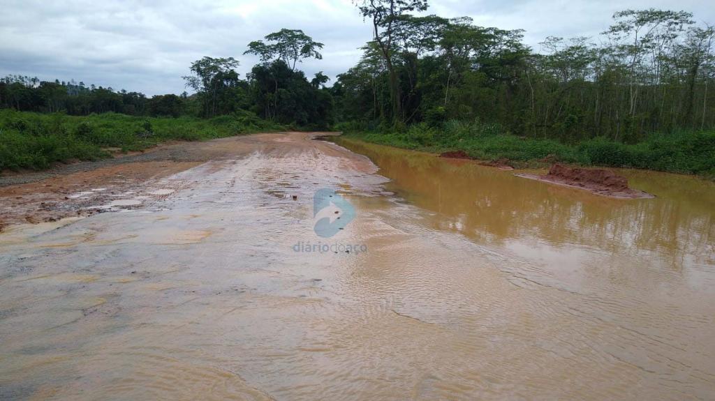 A estrada alagada impossibilita a passagem de veículos e pedestres em Baixa Verde   
