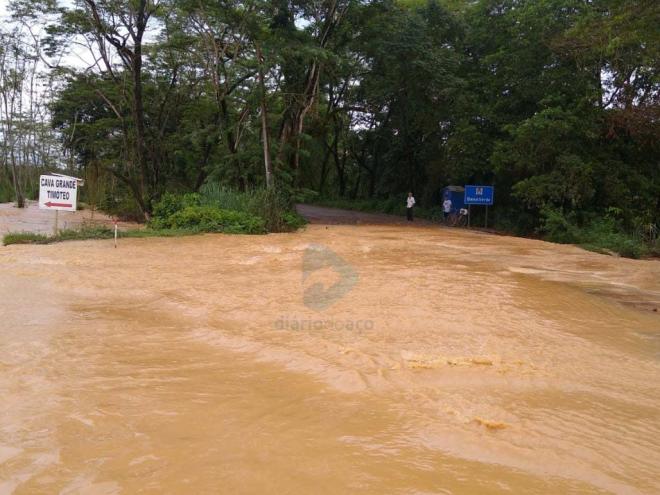 A inundação da estrada da MG-760 causa uma série de transtornos aos moradores da região 