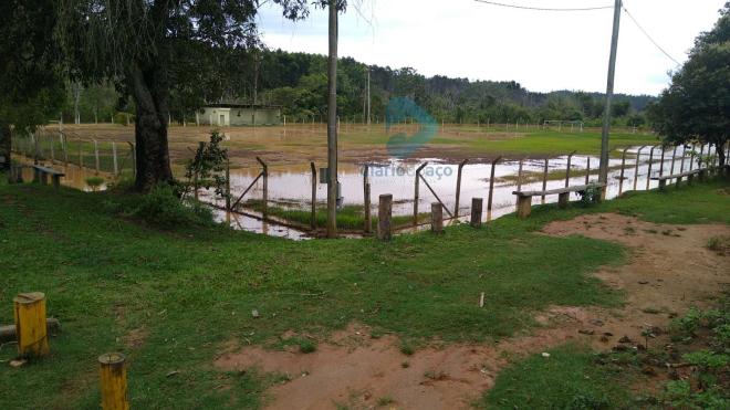 O campo do CAF, time local de futebol, também ficou inundado após a chuva desta semana 