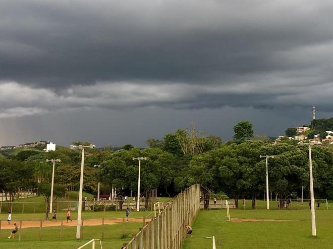 Sistema de Meteorologia e Recursos Hídricos de Minas Gerais aponta que o volume de chuva previsto para algumas regiões do Estado é acima de 100 milímetros por dia, até o fim de semana