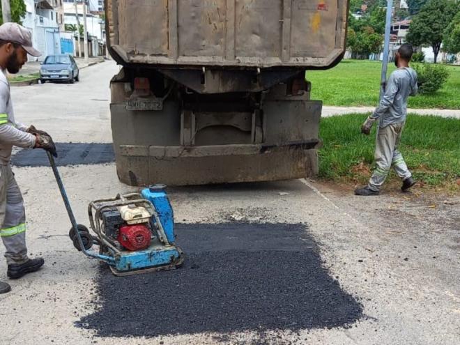 Apenas no período de um mês, 280 toneladas de asfalto foram aplicadas em pontos críticos da malha viária urbana de Ipatinga