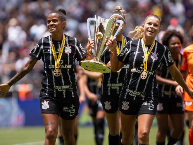 Jogadoras do Corinthians comemoram com a taça da Supercopa feminina