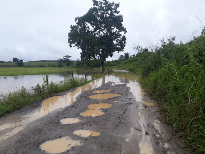 Inundação toma conta de estradas em vários pontos 