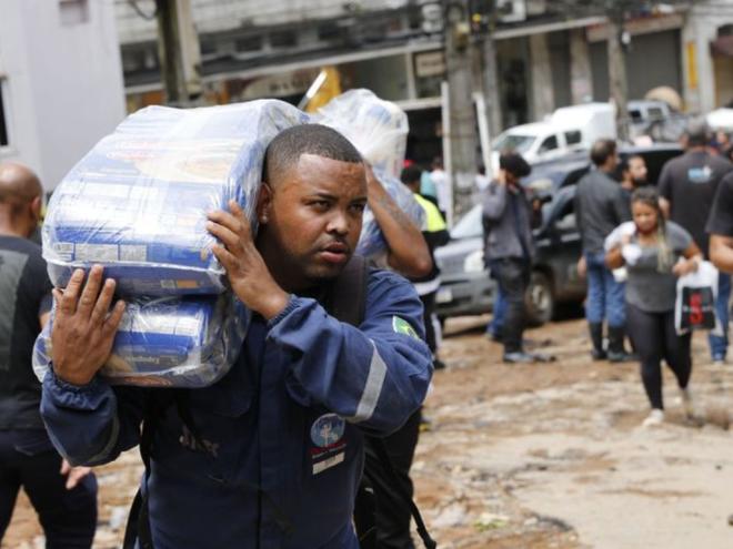 Voluntários organizam distribuição de donativos em solidariedade às vítimas e desabrigados em Petrópolis - Fernando Frazão/Agência Brasil