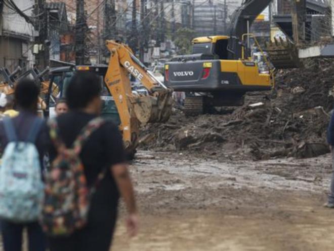 Trabalhos de desobstrução na Rua Teresa, bloqueada pela lama acumulada - Fernando Frazão/Agência Brasil