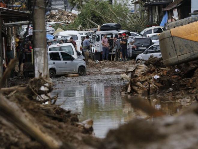 Trabalhos de desobstrução na Rua Teresa, bloqueada pela lama acumulada de deslizamentos de terra durante chuvas em Petrópolis. - Fernando Frazão/Agência Brasil