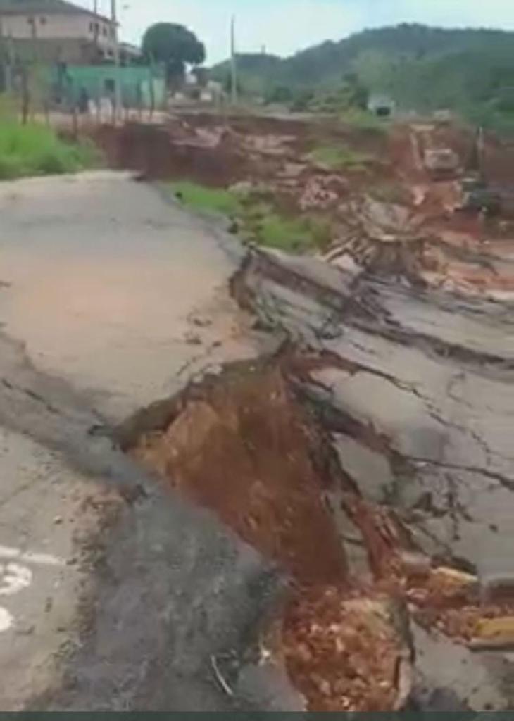 No Km 96 da BR-262, em Abre Campo, não há previsão de obras para recuperar a pista ou construir um desvio para veículos de carga 