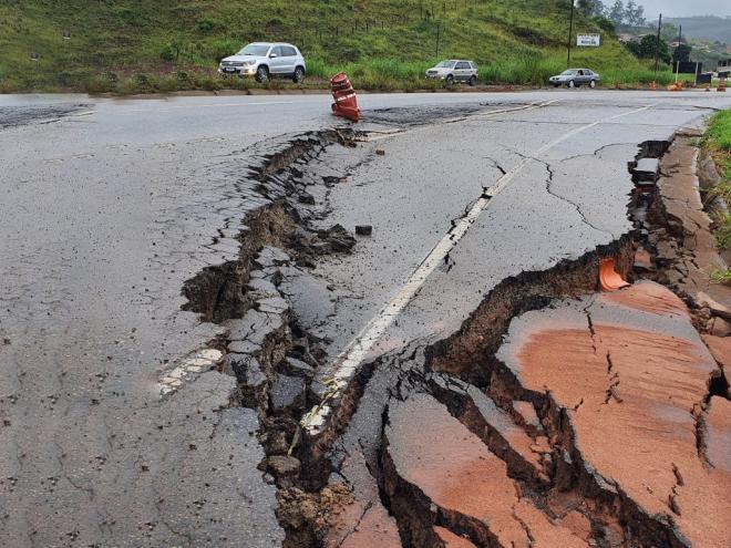 Deslizamento de encosta deixa o trânsito em meia pista no Km 340, em Bela Vista de Minas; desvio mantém o fluxo sentido ao Vale do Aço 