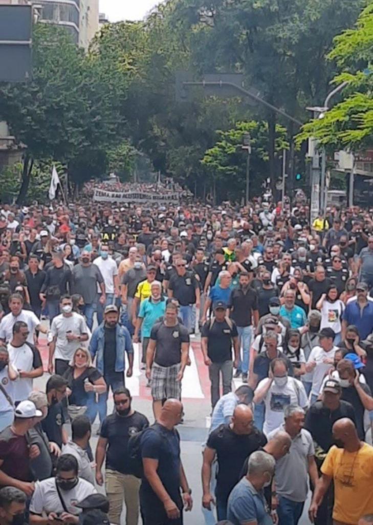 Manifestantes circularam pelo Centro da capital nesta segunda-feira e foram para a ALMG