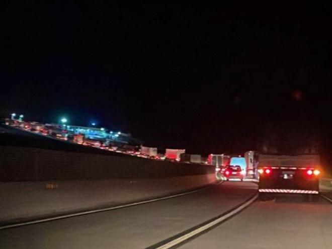 Motoristas reclamam que congestionamento por causa de estreitamento de pista em Bom Jesus do Amparo gerou engarrafamento até perto do trevo de Itabira na noite de terça para quarta-feira  