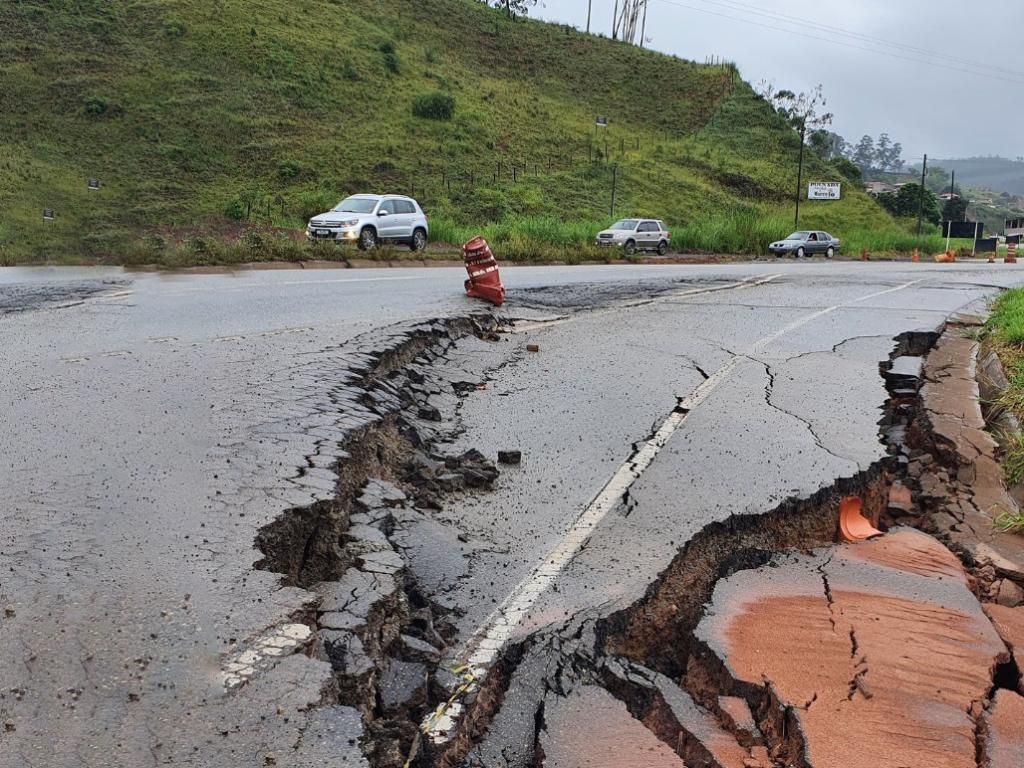 Desvio para meia pista em Bela Vista de Minas 