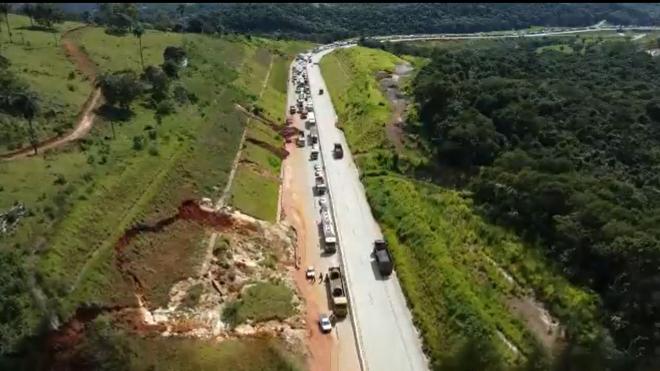 Estreitamento de pista ocorre no Km 404 da BR-381 em Bom Jesus do Amparo: motoristas reclamam que ficam até três horas da fila, a partir do trevo de Itabira