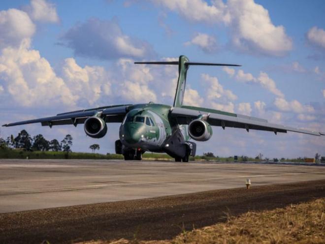 Aeronave multimissão parte da Base Aérea de Brasília para Varsóvia