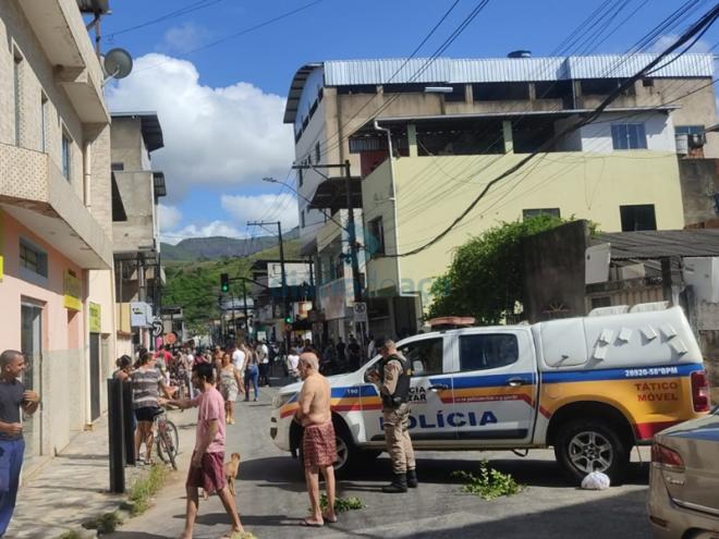 Várias pessoas estavam na rua e uma delas registrou em vídeo o momento do crime 