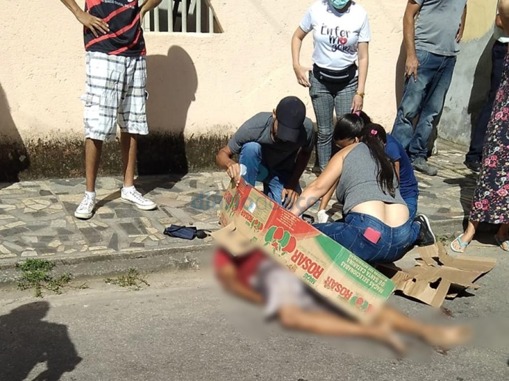 Populares prestam ajuda enquanto aguardam a chegada da equipe do SAMU 