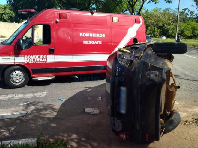 O Fiat Siena ficou tombado depois de ser atingido na parte traseira por um Toyota Corolla, em Ipatinga