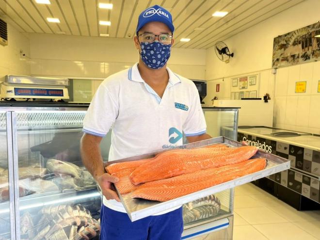 O salmão tem tido uma boa procura na peixaria