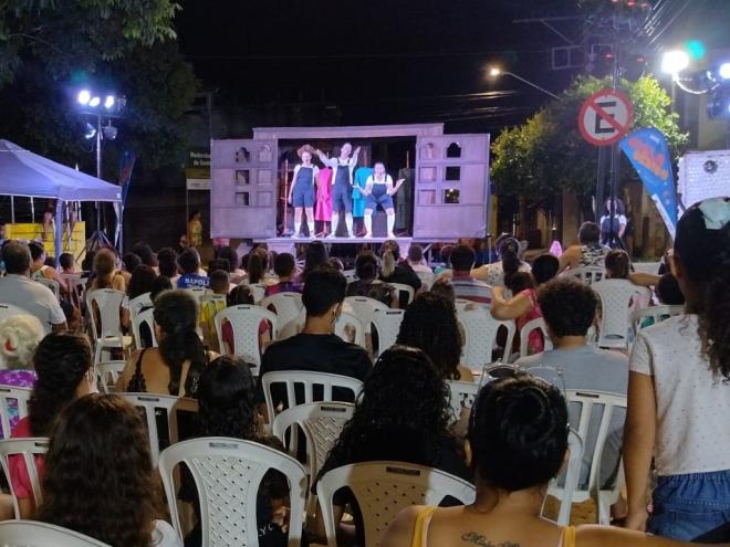 Ao final de cada dia de atividades, o Grupo Teatral Boca de Cena apresenta o espetáculo A Máquina do Tempo
