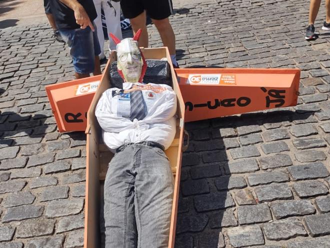 Manifestantes fizeram caixão com boneco do governador Romeu Zema 