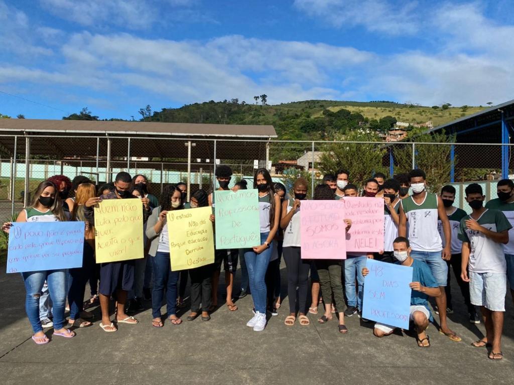 Estudantes se mobilizaram para reivindicar a contratação de um professor de português  