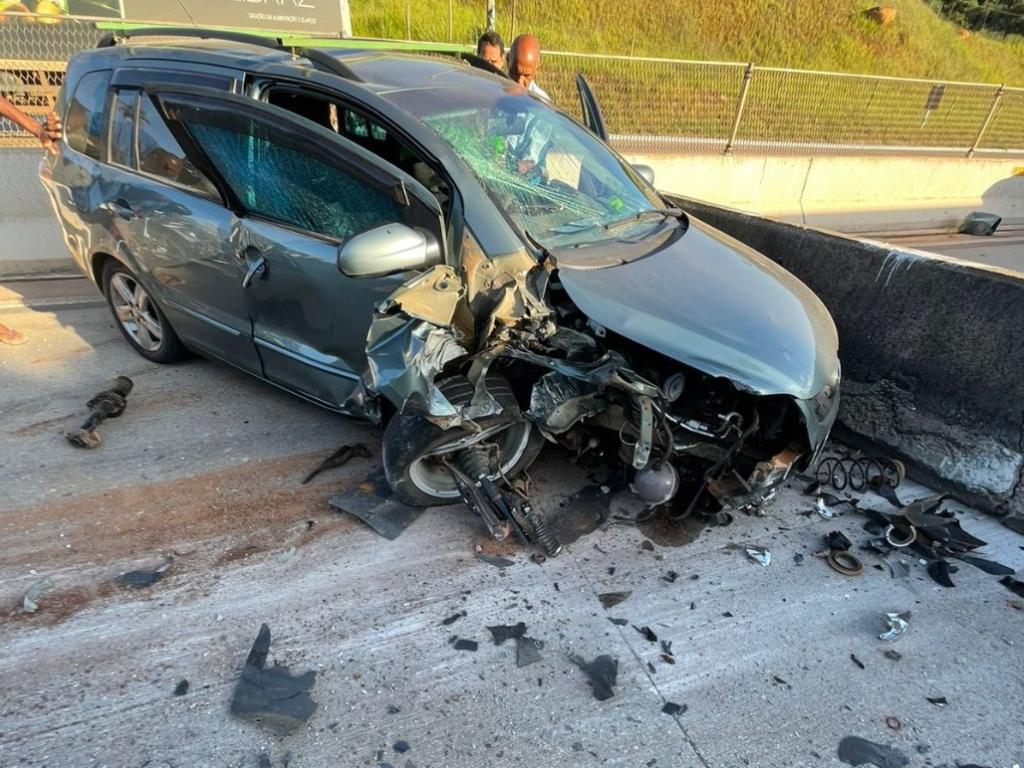 No sábado (12), outro acidente foi registrado próximo ao Km 404 em Bom Jesus do Amparo, onde um veículo atingiu a mureta no lado direito da pista, sentido ao Vale do Aço 