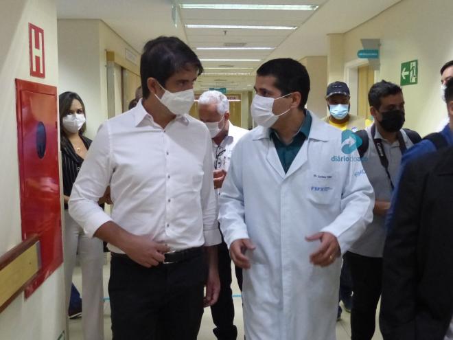 Fábio Baccheretti durante visita ao Hospital Márcio Cunha, em Ipatinga 
