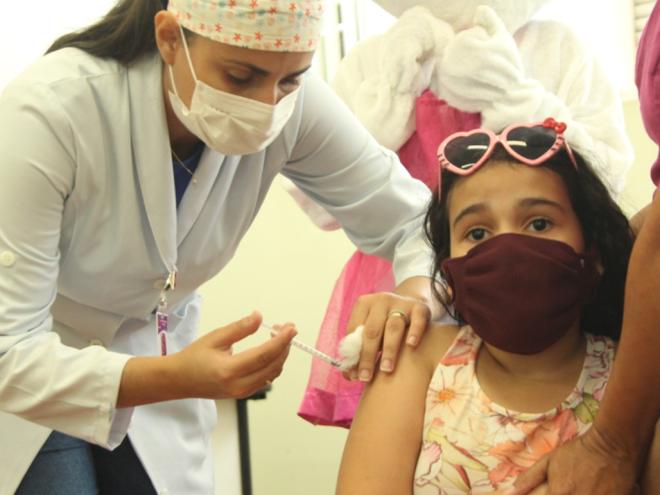 A 1ª dose será aplicada aos maiores de cinco anos que ainda não iniciaram o esquema vacinal 