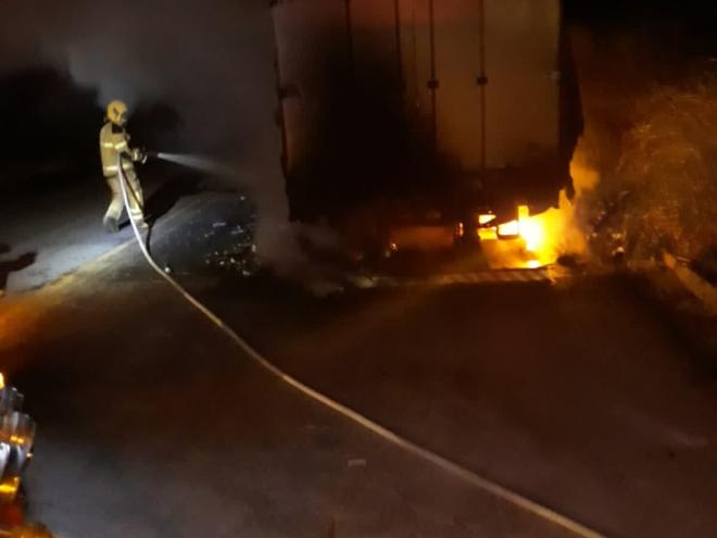 Veículo teve pneus queimados durante incêndio 