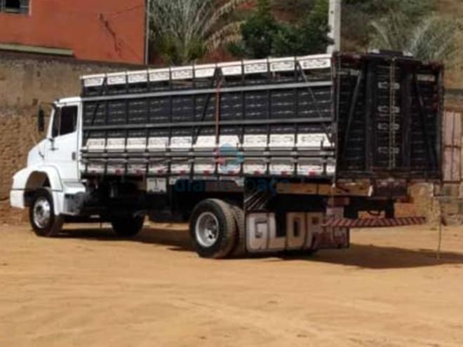 O caminhão tomado de assalto foi abandonado na BR-381, no trecho do município de Antônio Dias