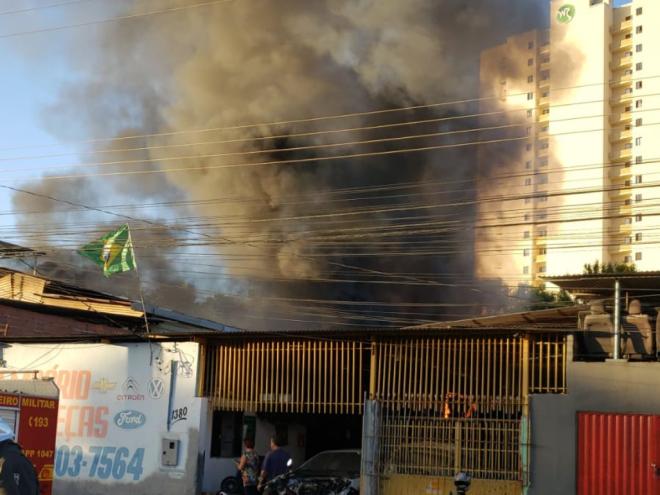 Incêndio atingiu fundos do estabelecimento na tarde desta quinta-feira 