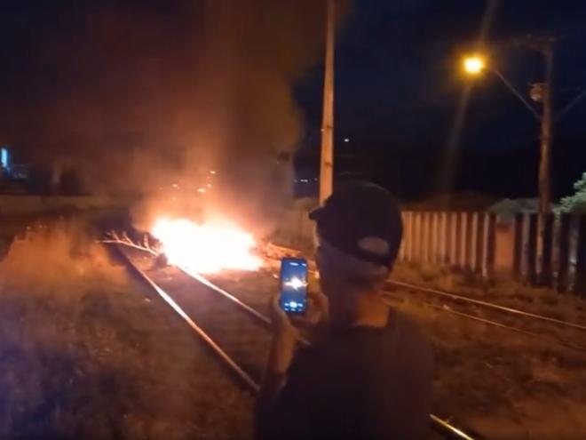 Manifestação e paralisação da linha férrea da Vale em Resplendor, na noite de quinta-feira (17/3)