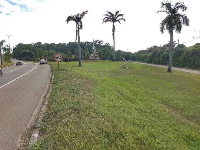 A moto BMW  saiu da pista ao fim de uma reta na BR-381, sentido ao Centro, subiu no canteiro e percorreu mais de 150 metros no gramado até atingir a escultura  Millenium, instalada à margem do trevo do bairro Iguaçu