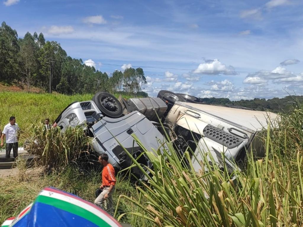 Quando equipes de resgate chegaram ao local encontraram o caminhoneiro sem vida 