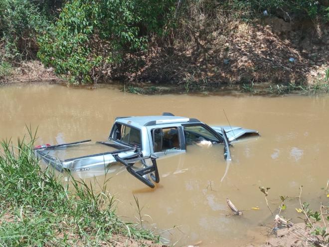 Além do motorista, havia dois passageiros. Todos saíram do veículo e, dentre eles, um cadeirante foi retirado com fratura em um dos braços 