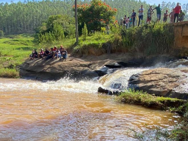 Casal se banhava na cachoeira quando mulher afundou. O marido tentou salvá-la e também morreu 