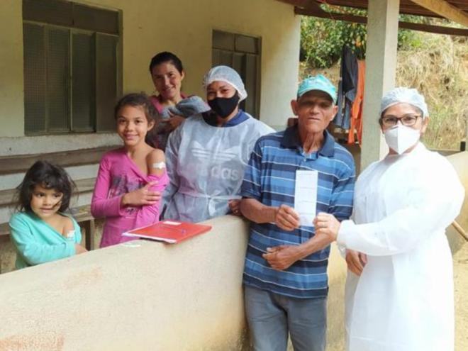 Profissionais da saúde vão a zona rural imunizar as famílias 