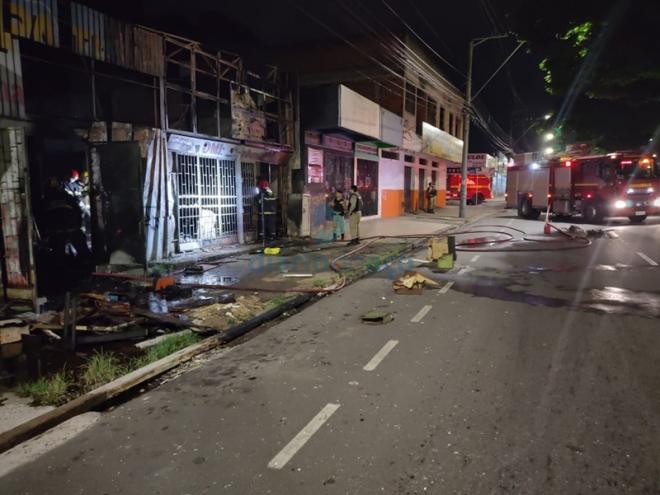 Uma pista da avenida Minas Gerais foi fechada para o trabalho dos bombeiros no combate ao incêndio