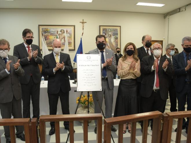 A placa de instalação foi descerrada sob aplausos durante a cerimônia 