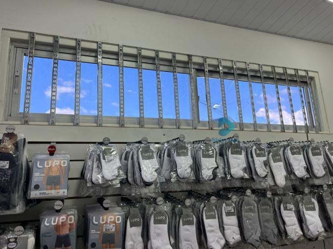 No primeiro furto cometido na loja Point Jeans, o ladrão entrou por essa janela estreita 