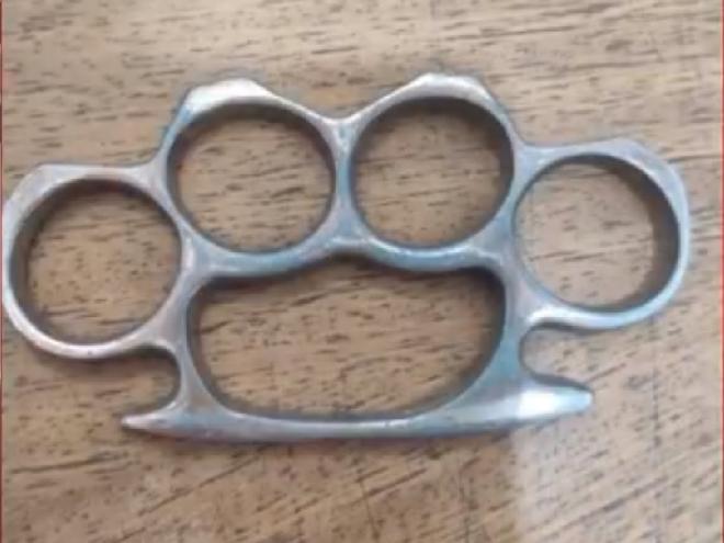 Esse soco inglês, usado na agressão às professoras, foi apreendido pela PM com o homem 