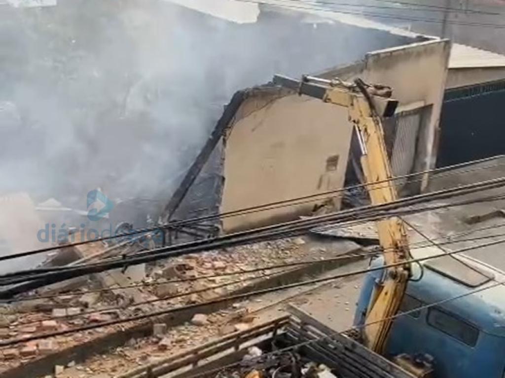 As chamas destruíram por completo a fábrica localizada na rua Arapongas