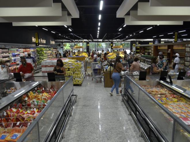 Supermercados e demais empresas de gênero alimentício abrem nesta quinta-feira e no feriado de 29 de abril 