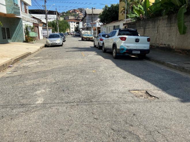 Buracos de pequena proporção, como este na rua Selenita, no Iguaçu, e outros maiores, são motivos de reclamação 